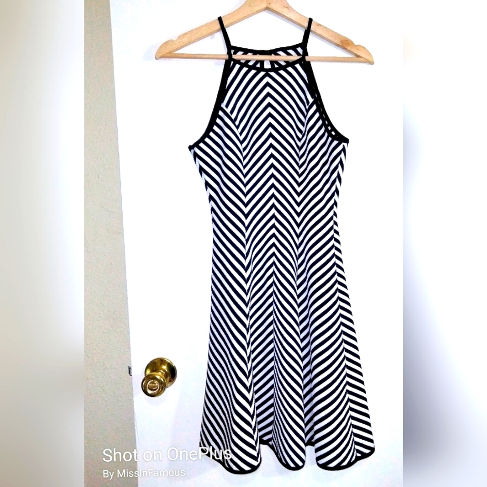 Monteau Black & White Stripped Above Knee Swinging Dress w/ Back KeyHole Closure
